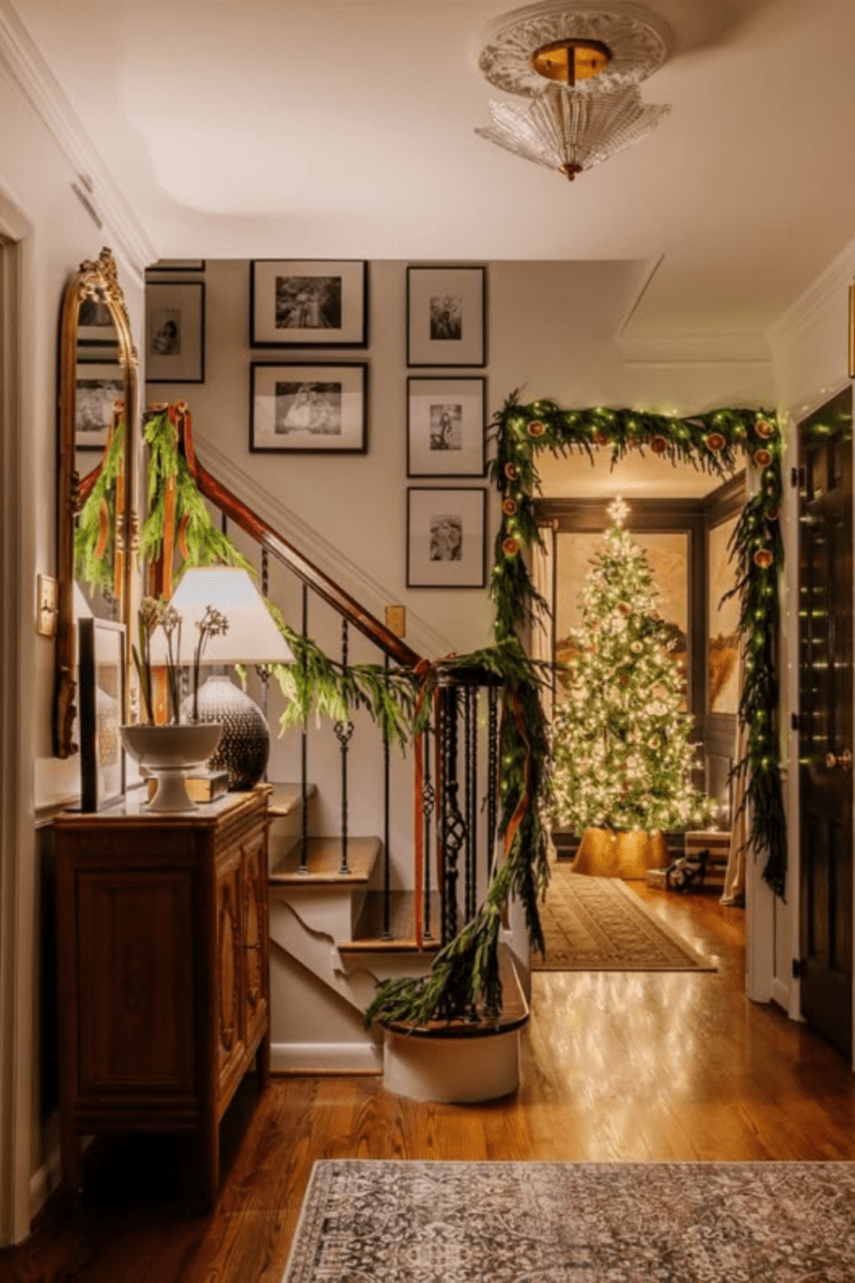 8 Christmas Entryway Decor Ideas to Copy This Year - Mozie