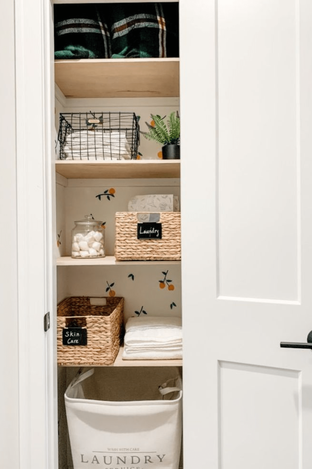 9 Genius Linen Closet Organization Ideas to Tidy Up Your Space - Mozie
