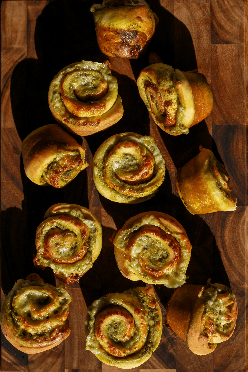Pesto Cheddar Dinner Rolls