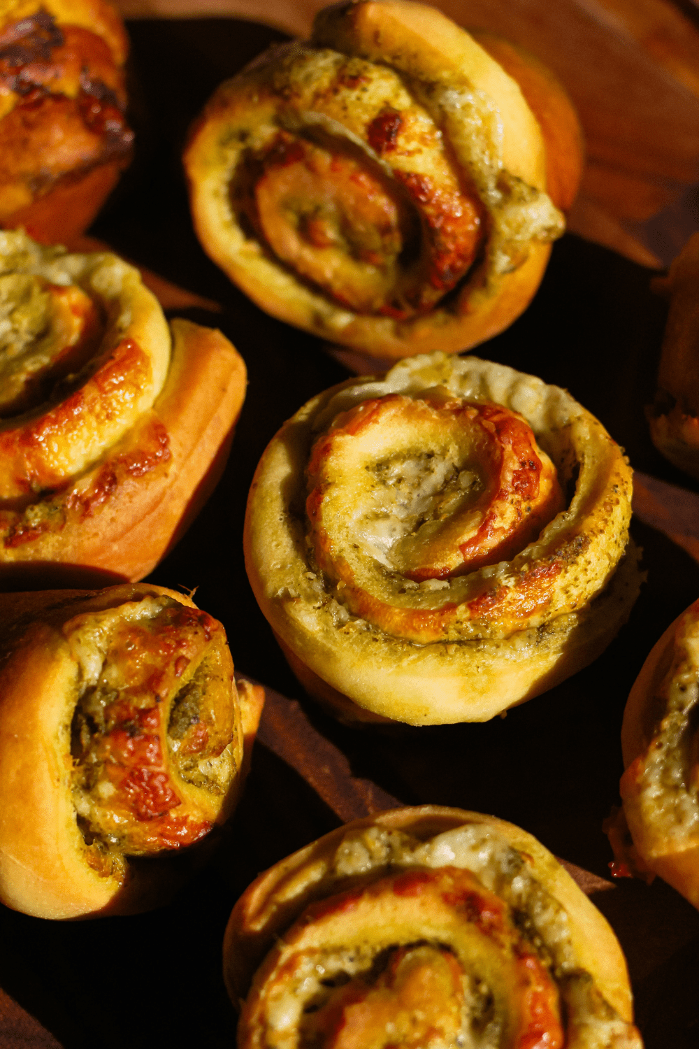 Pesto Cheddar Dinner Rolls